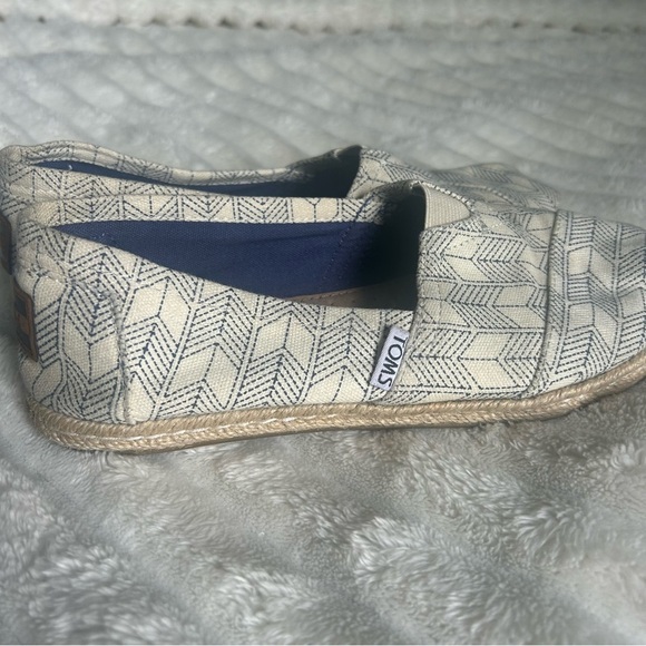 Toms Womens US7 Cream Patterned Loafers - Picture 7 of 7